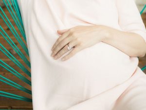 عوارض بادام زمینی برای مادران باردار